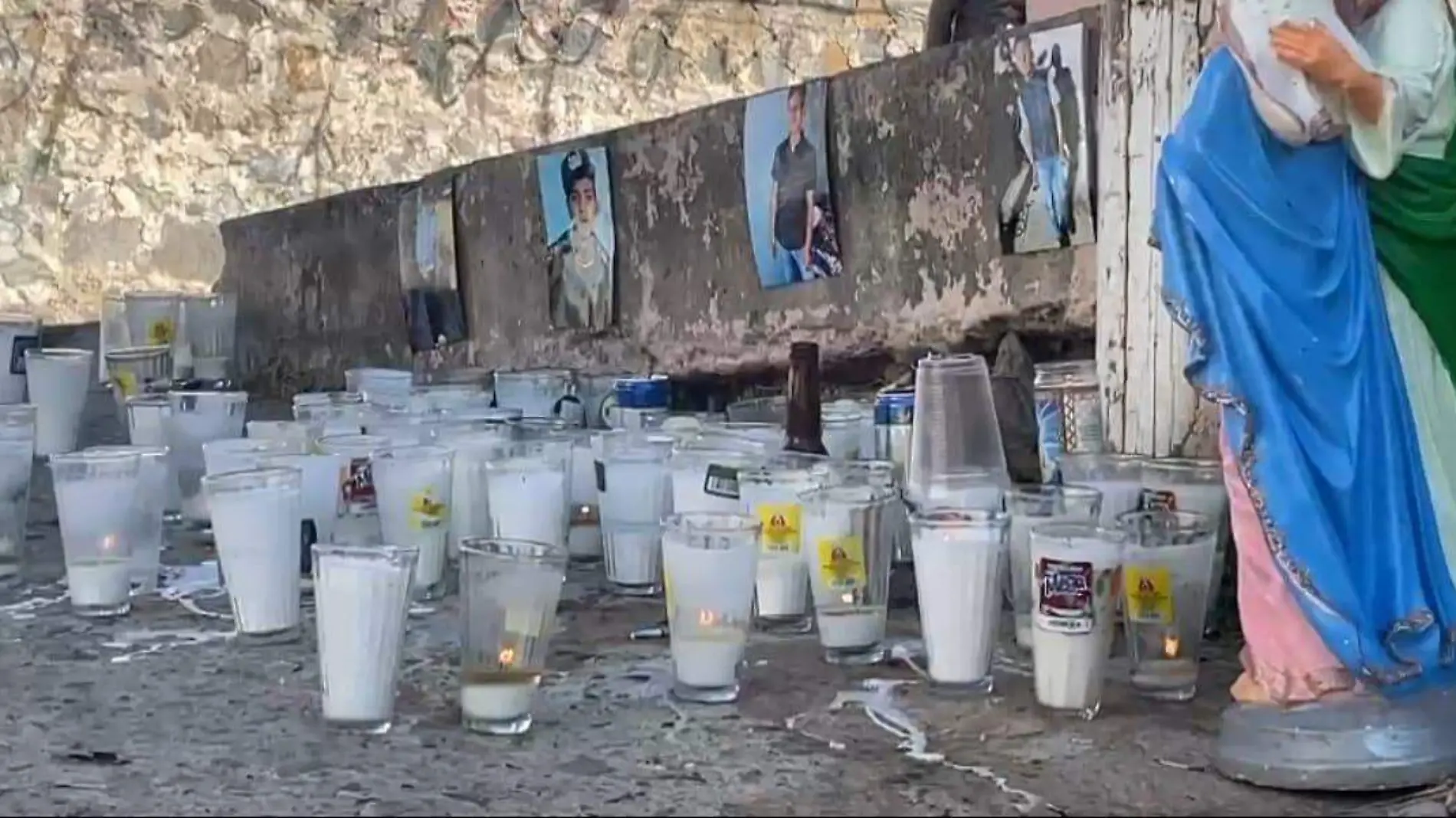 Colocan veladoras y figuras de santos para recordar a los jóvenes asesinados en Tlaquepaque